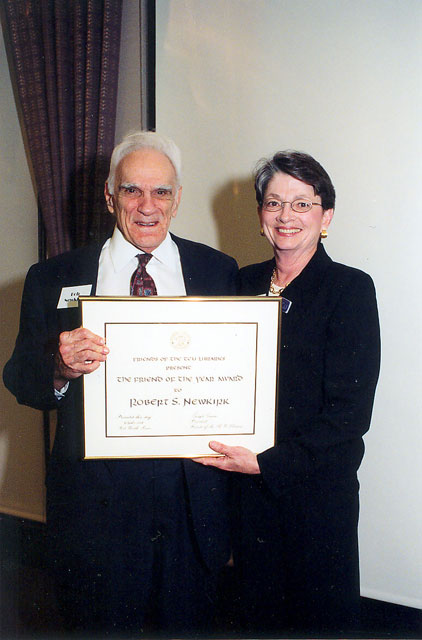 2004 Friends banquet: Bob Newkirk accepting Friend of the Year award.
